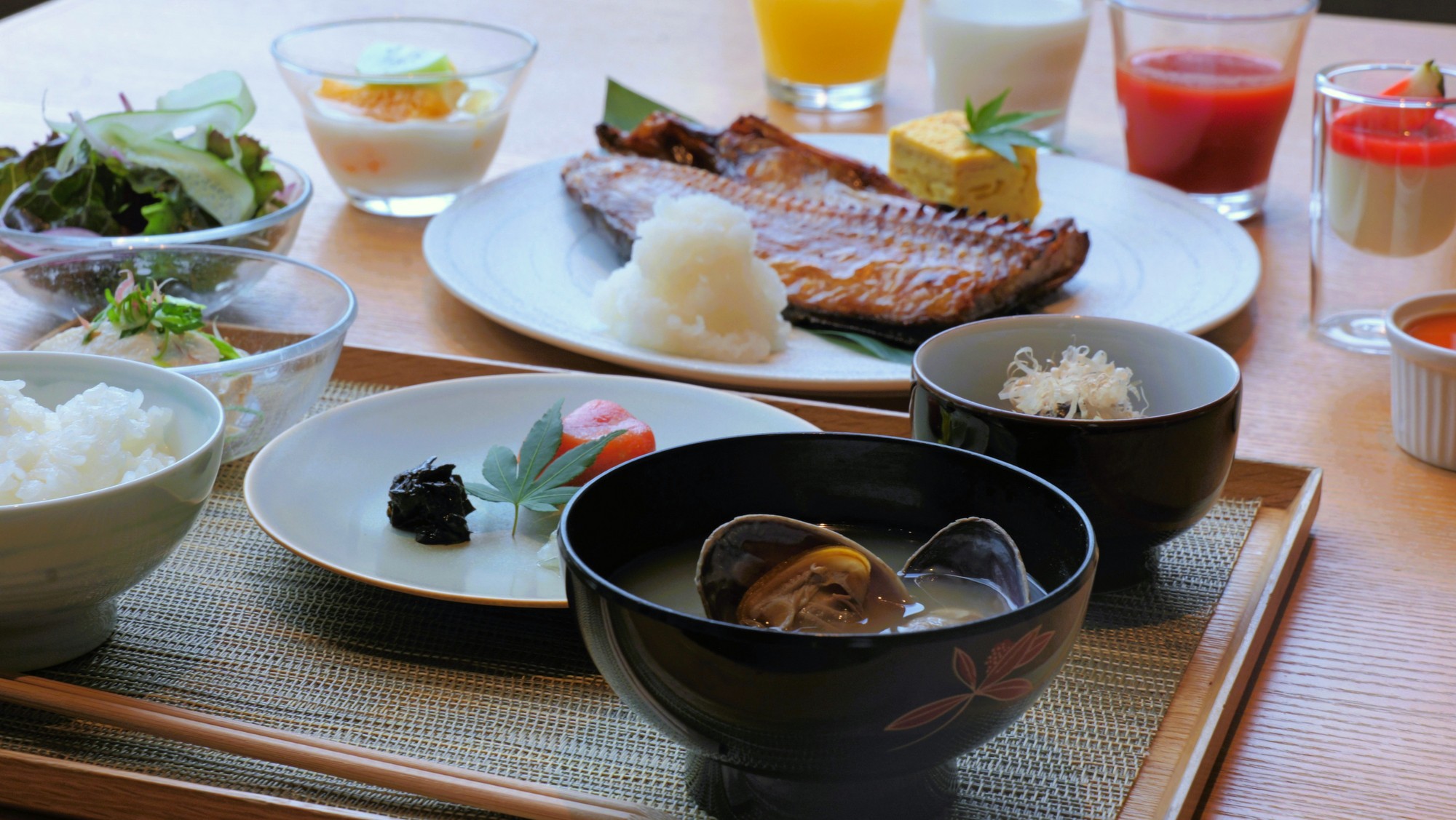 【朝食】できたて・素材のうまさを感じる優しい味の品が並ぶ＜つややか膳＞と身体喜ぶ＜彩りビュッフェ＞