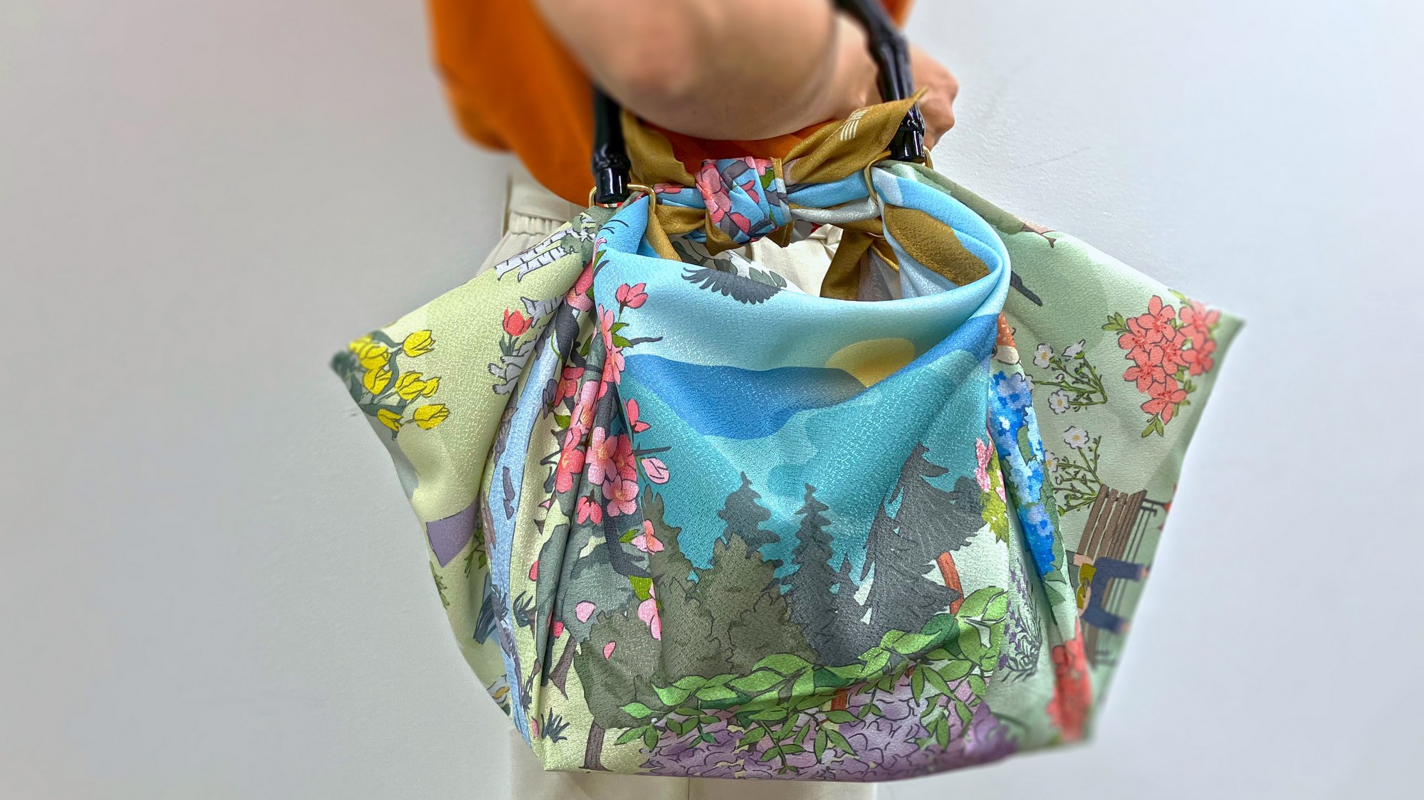 【オリジナルグッズ】宿周辺の四季を描いた風呂敷。日本の知恵と遊び心と共に旅の余韻を優しく包む