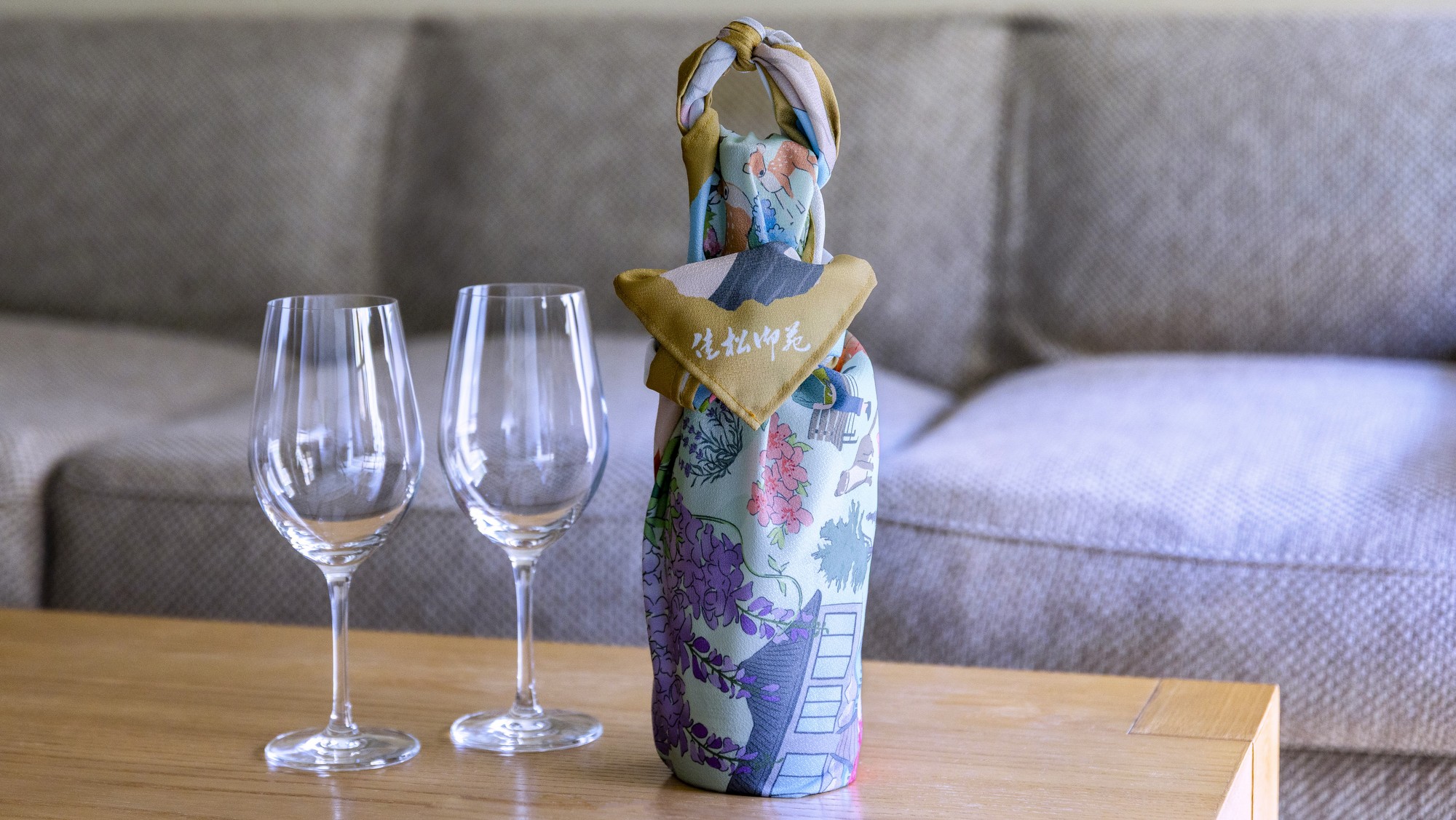 オリジナル風呂敷でワインをラッピング
