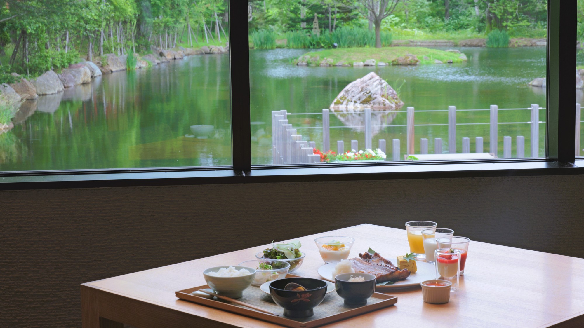 【朝食】季節を彩る池泉の景色を眺めながら、出来立て、素材の美味しさを味わうどこか懐かしい朝食を