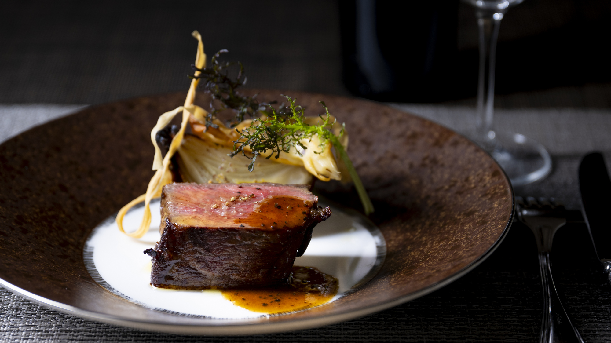 【ご夕食一例】こだわりの塩やソースで、肉の旨味を存分にご堪能ください