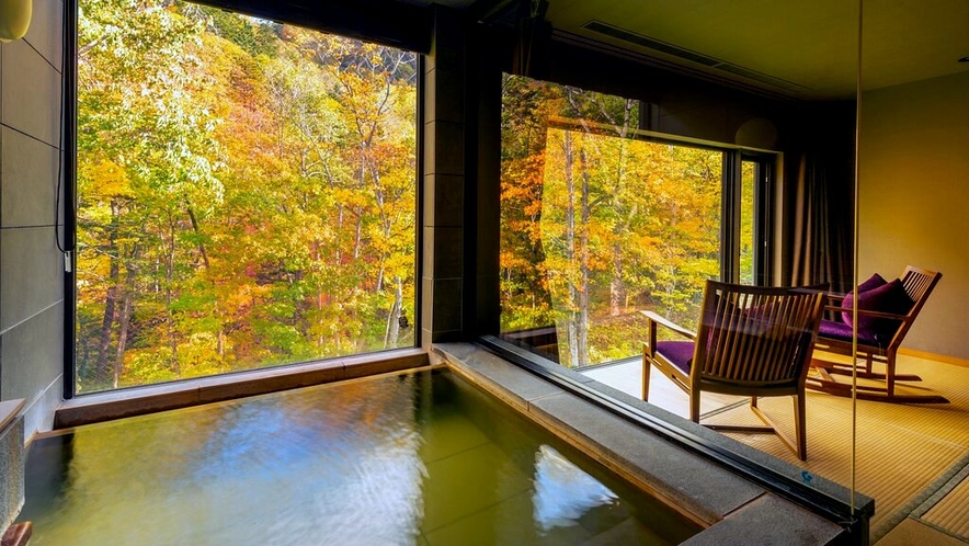 温泉展望風呂は全客室にございます。森の紅葉を眺めながら。