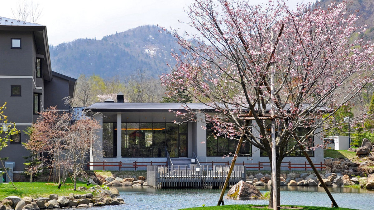 池泉の桜とレストラン