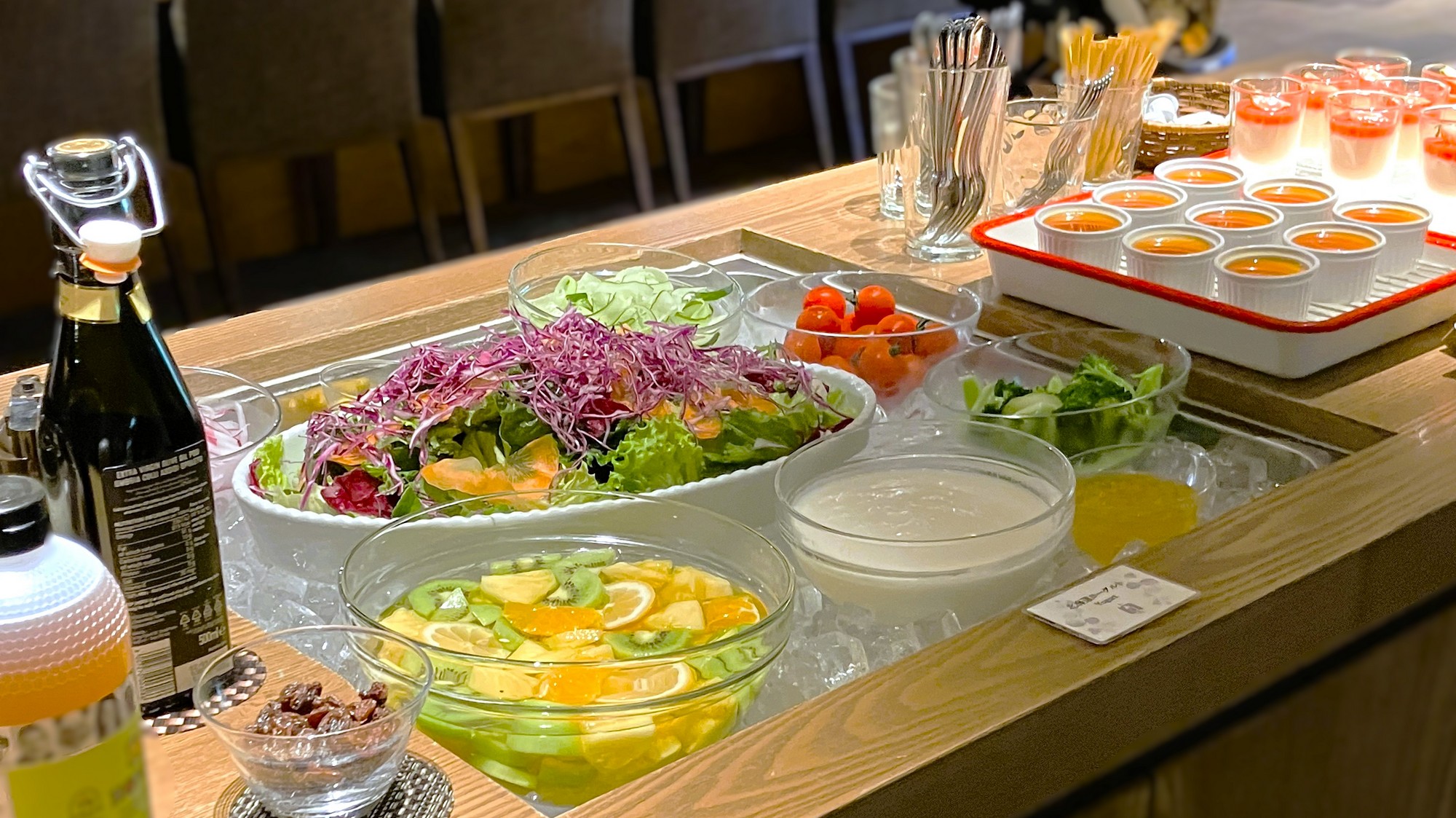 【朝食】彩りビュッフェコーナーには新鮮なお野菜や果物などをご用意しております