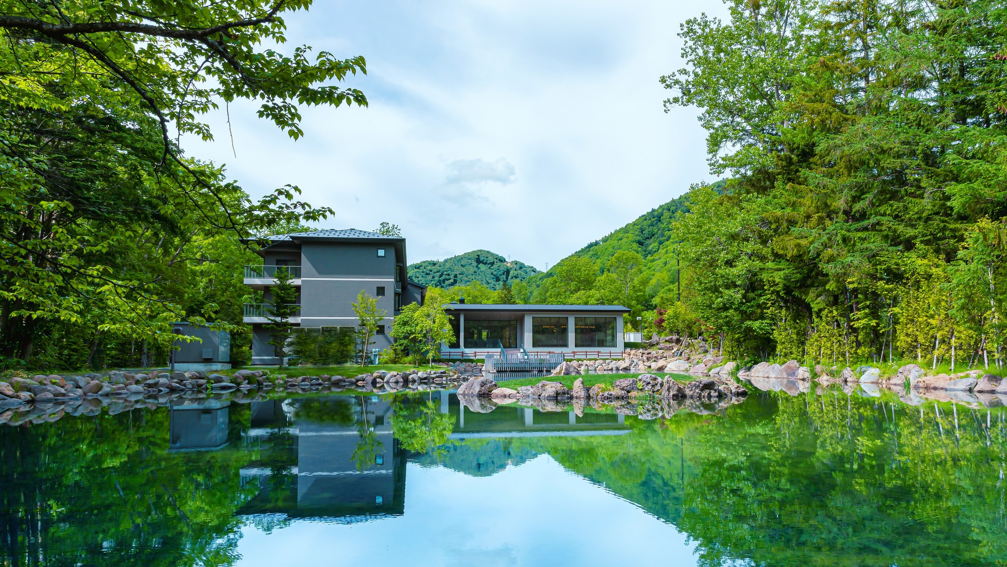 【外観】森に佇む佳松御苑と池泉