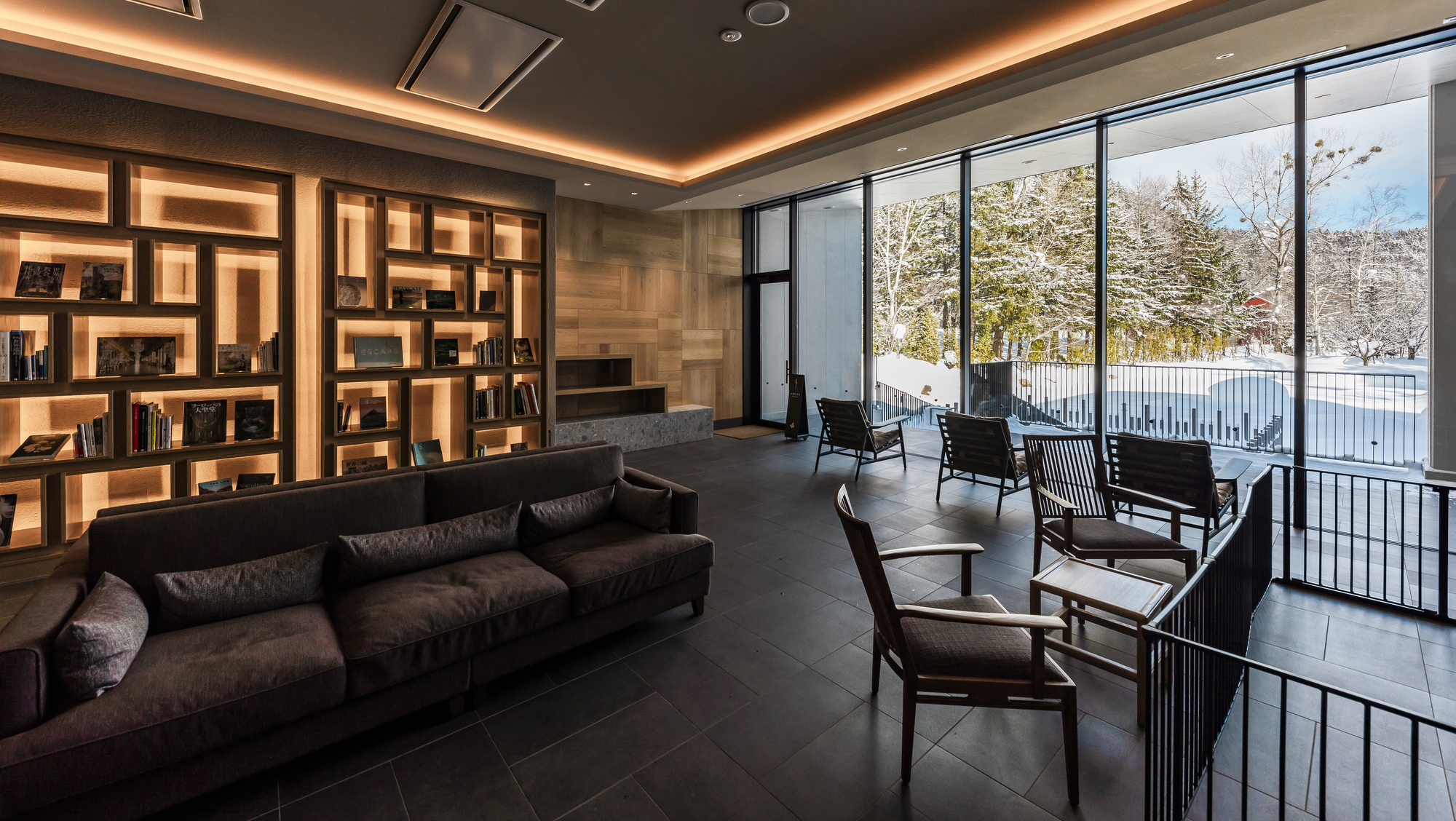 _ライブラリーラウンジ_冬景色を眺めながらおだやかな時間が流れるライブラリー