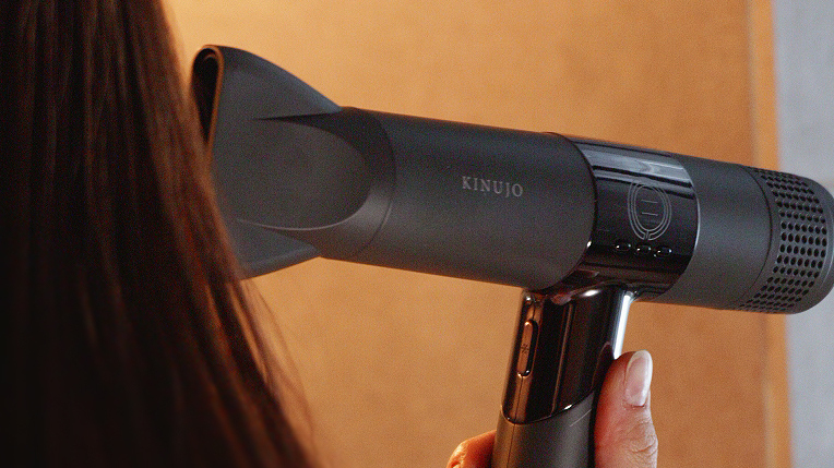 【KINUJO Hair Dryer】ドライヤーでただ乾かすだけ、感動の絹つや髪へ