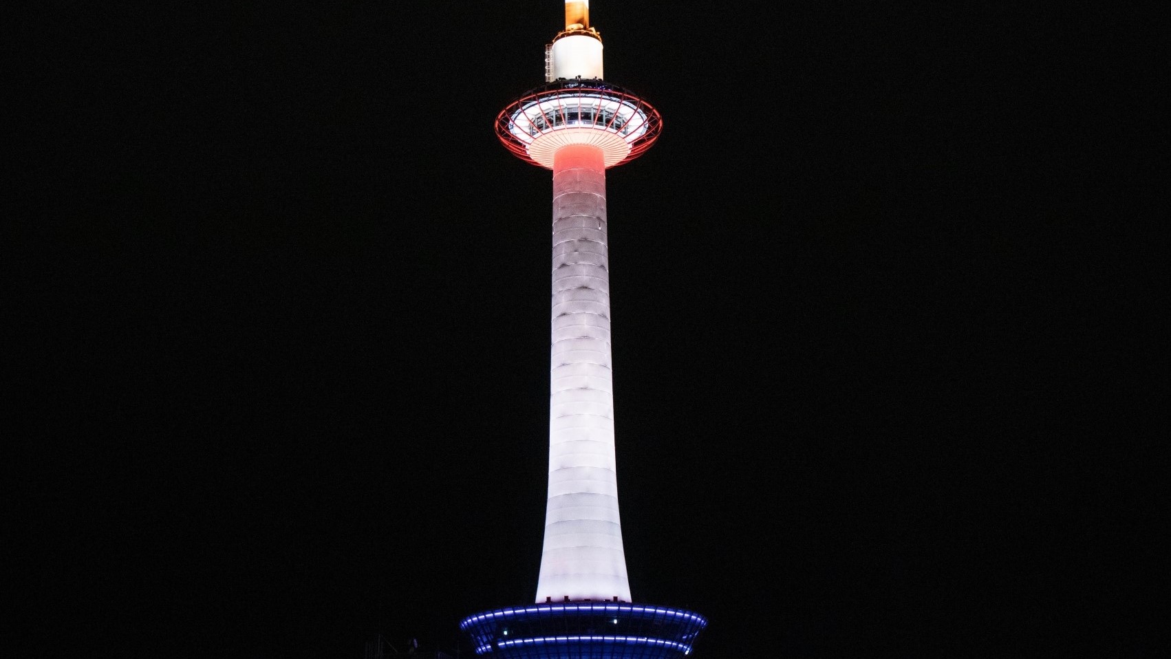 ■京都タワー■地上131mの京都のシンボル。京都の夜景や市街地を360度見渡せる展望室があります。