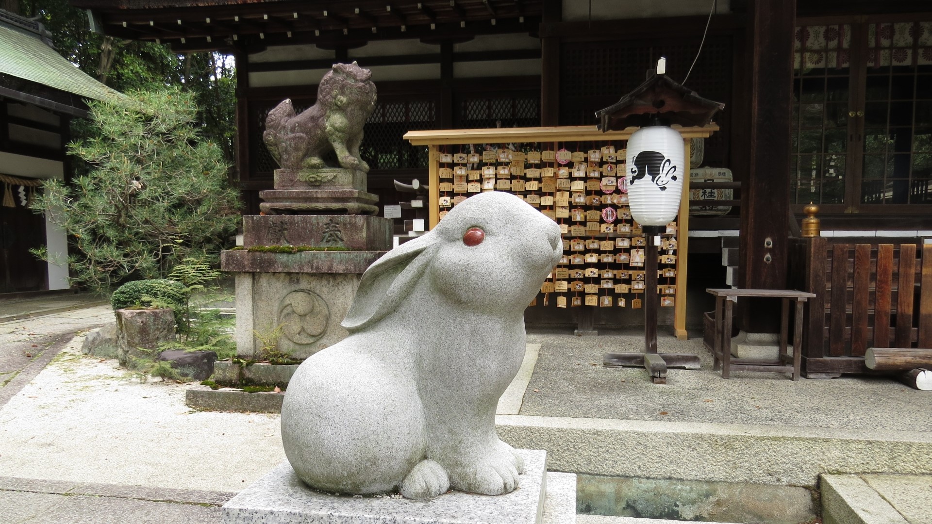 ■岡崎神社■うさぎづくしの可愛らしい光景で人気の神社。縁結びや夫婦円満、子授けのご利益も。
