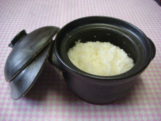 西条産のお米を釜で炊いています。