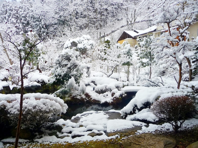 雪景色の古城荘［中庭］
