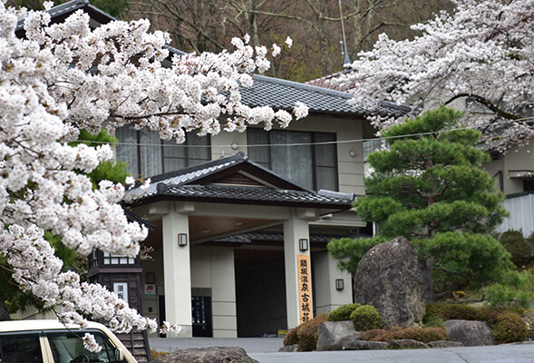 桜の時期の古城荘