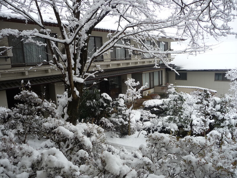 雪景色の古城荘［中庭］