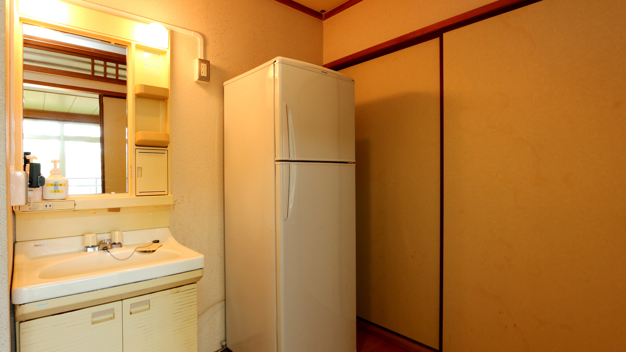 【36畳和室】洗面台・冷蔵庫が備え付けてあります