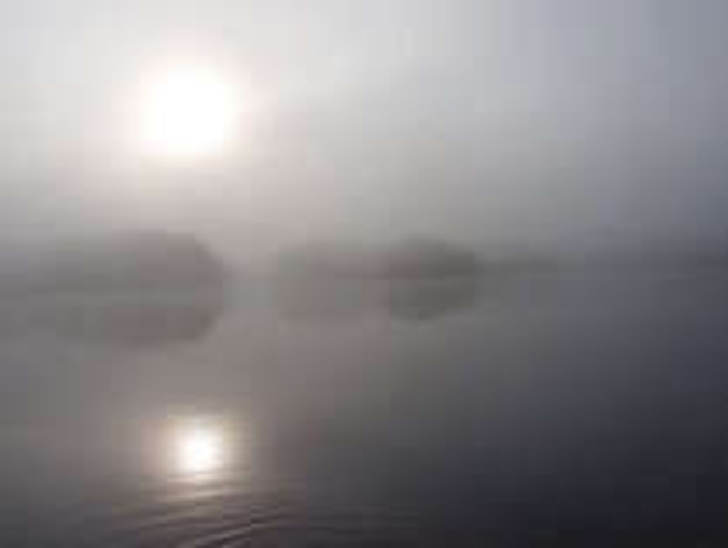 霧にかすむ聖湖