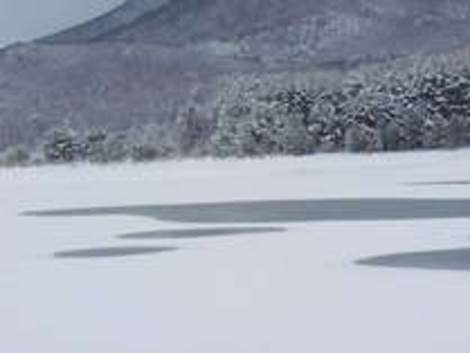 冬_氷結する聖湖。