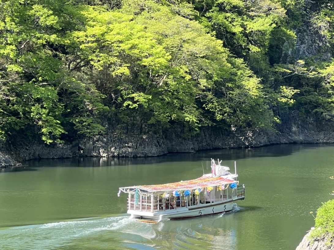 ＜帝釈峡・神龍湖遊覧船クルーズ付プラン＞船に乗って帝釈峡の美しい風景をお楽しみください