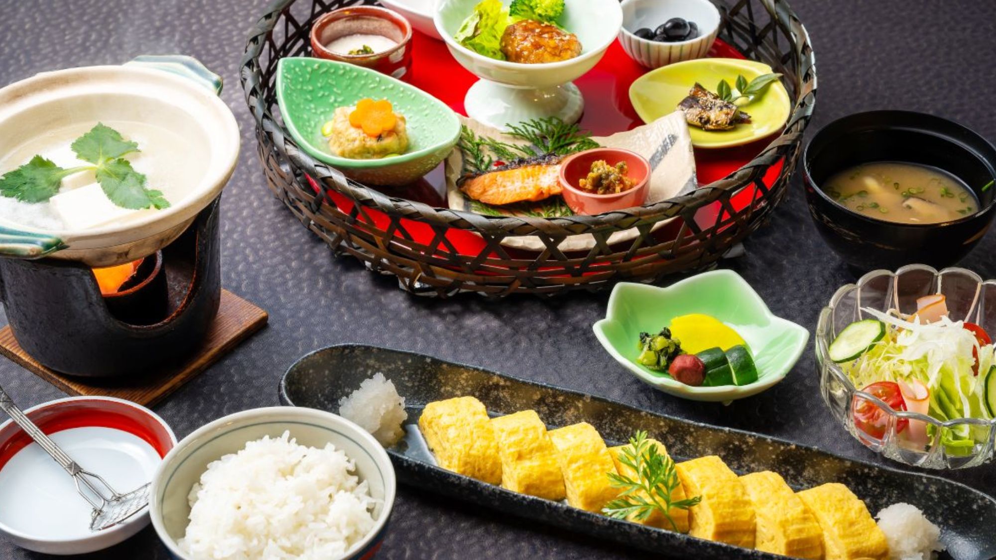 <ご朝食>人気のだし巻き卵は、とろけるような食感とともに奥深いコクと上品な甘みがお口の中に広がります