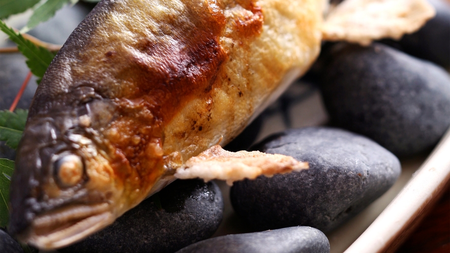 ・夕食一例：川魚の塩焼き。香ばしく焼き上げております