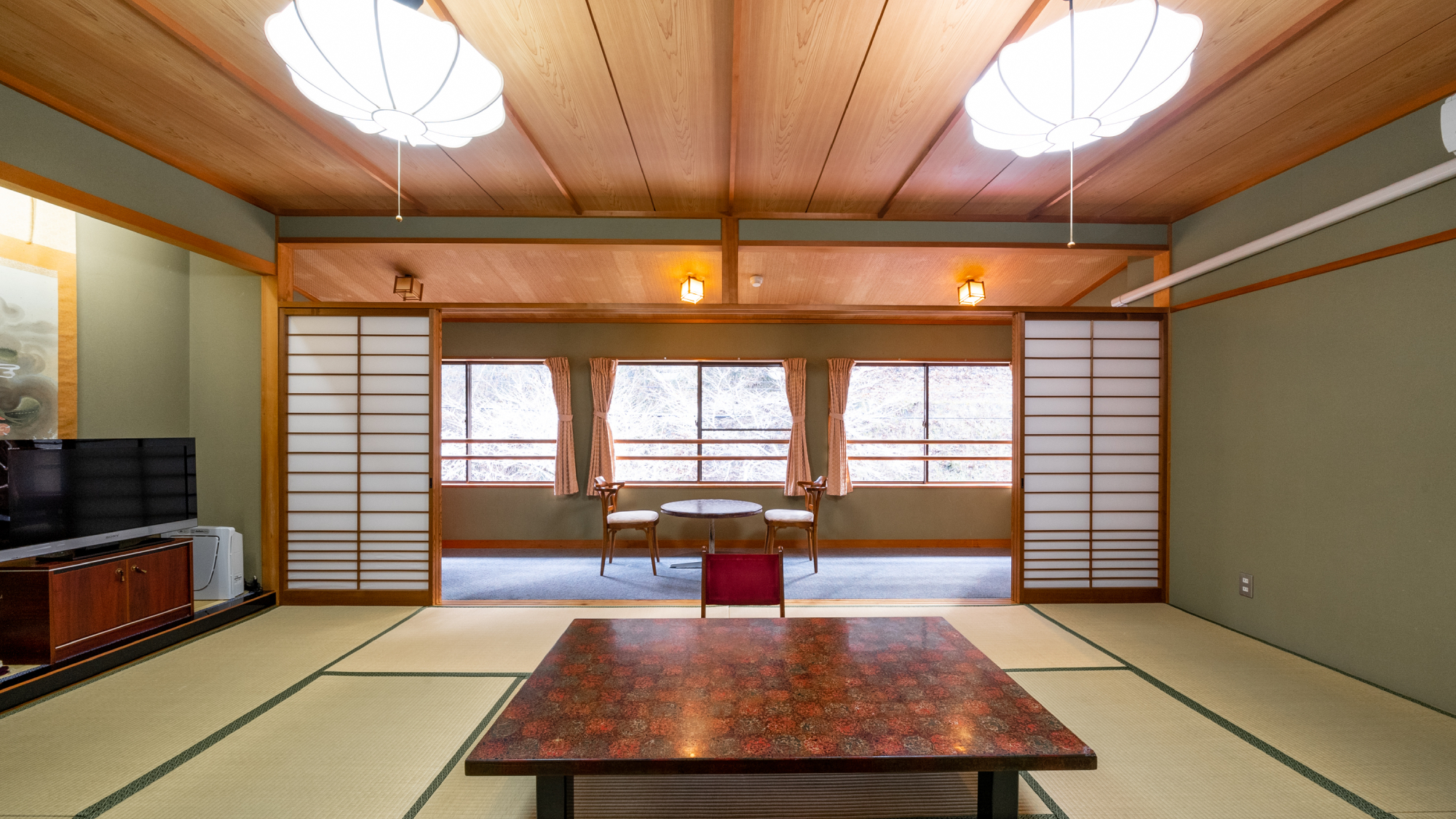 <和室12畳>ご家族でのびのびと。静寂に包まれる、湖畔の