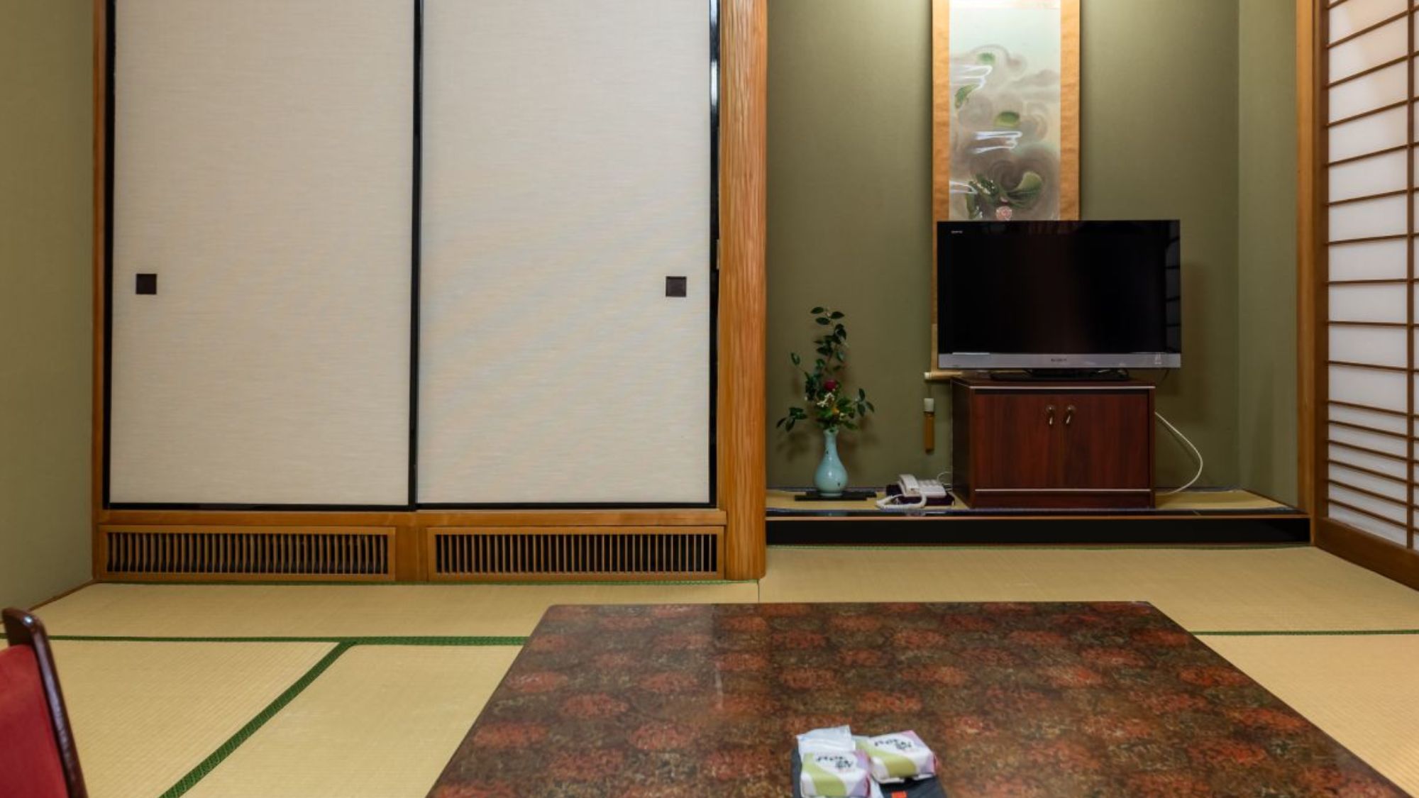 <和室12畳>ご家族でのびのびと。静寂に包まれる、湖畔のゆとりある和空間