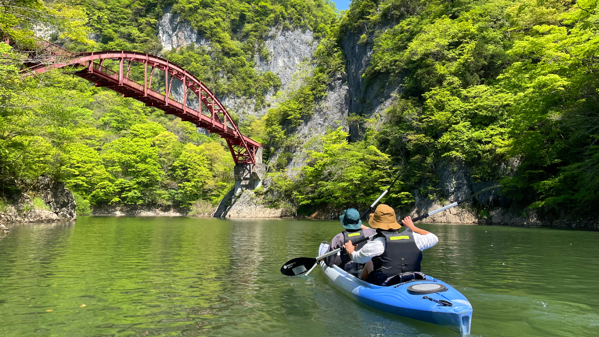 自然に囲まれた広大な敷地で、日常を離れた非日常体験を満喫できます。
