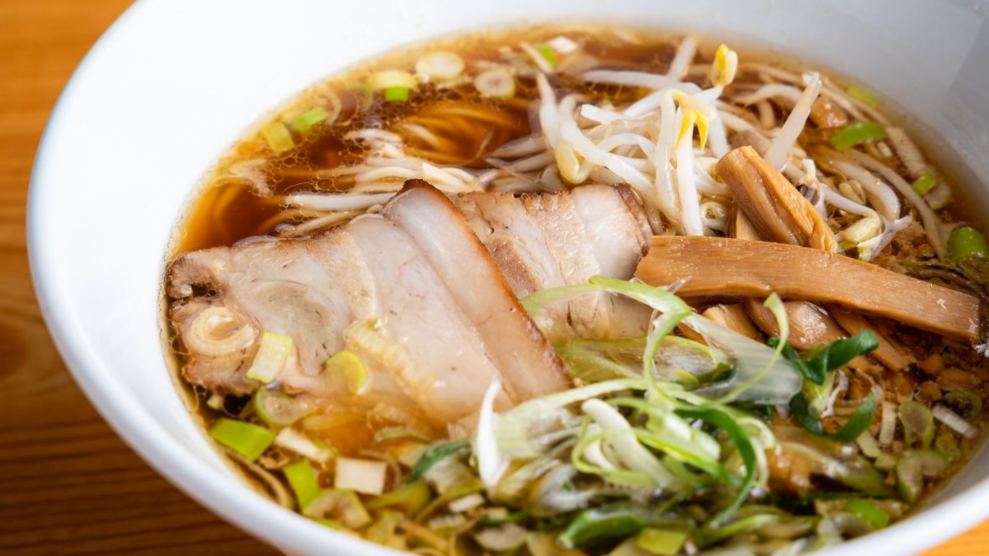 売切御免！夜に沁みる料理長渾身の逸品。肉汁溢れる夜泣き醤油ラーメンをご提供