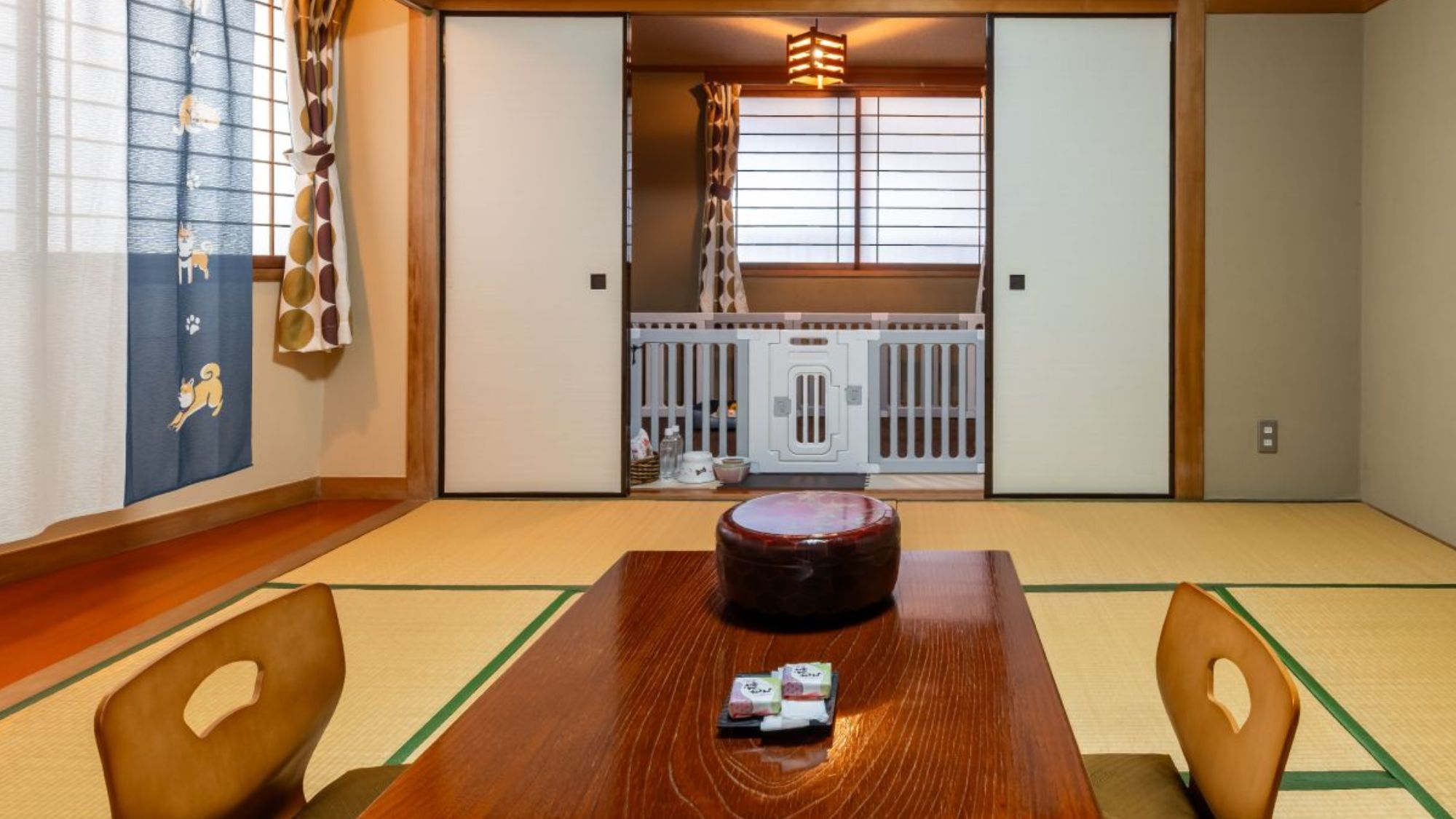 <愛犬と過ごす湖畔の寛ぎ和室10畳>利用満足度の高い広々ゲージでわんちゃんも大満足！