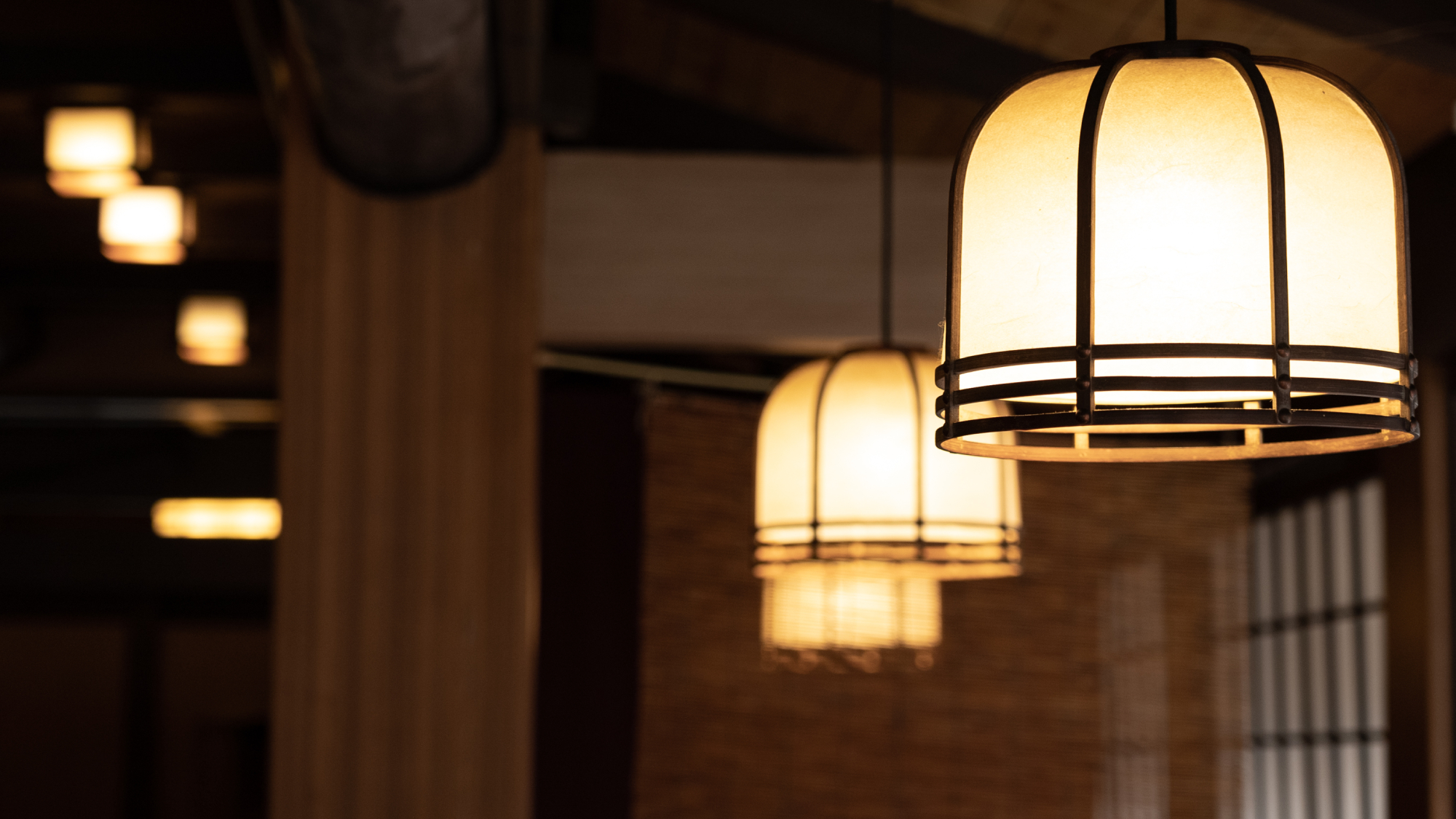 昔ながらの趣を残す食事処──木の温もりと静けさに包まれながら心落ち着くひとときを。