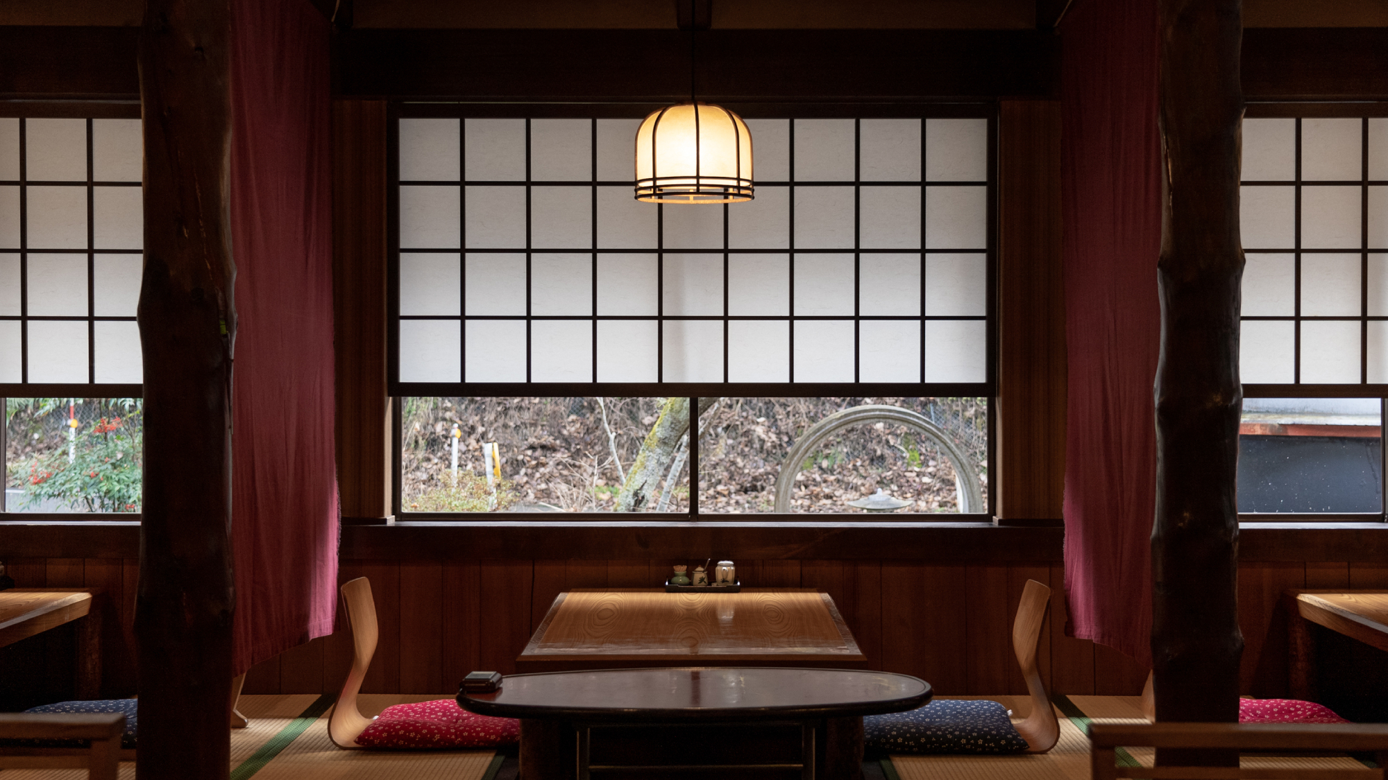 昔ながらの趣を残す食事処──木の温もりと静けさに包まれながら心落ち着くひとときを。