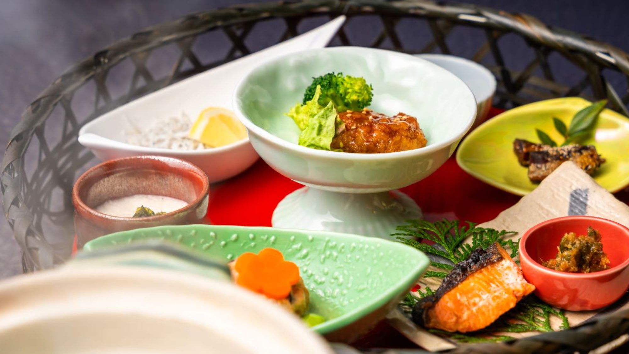 <ご朝食>人気のだし巻き卵は、とろけるような食感とともに奥深いコクと上品な甘みがお口の中に広がります