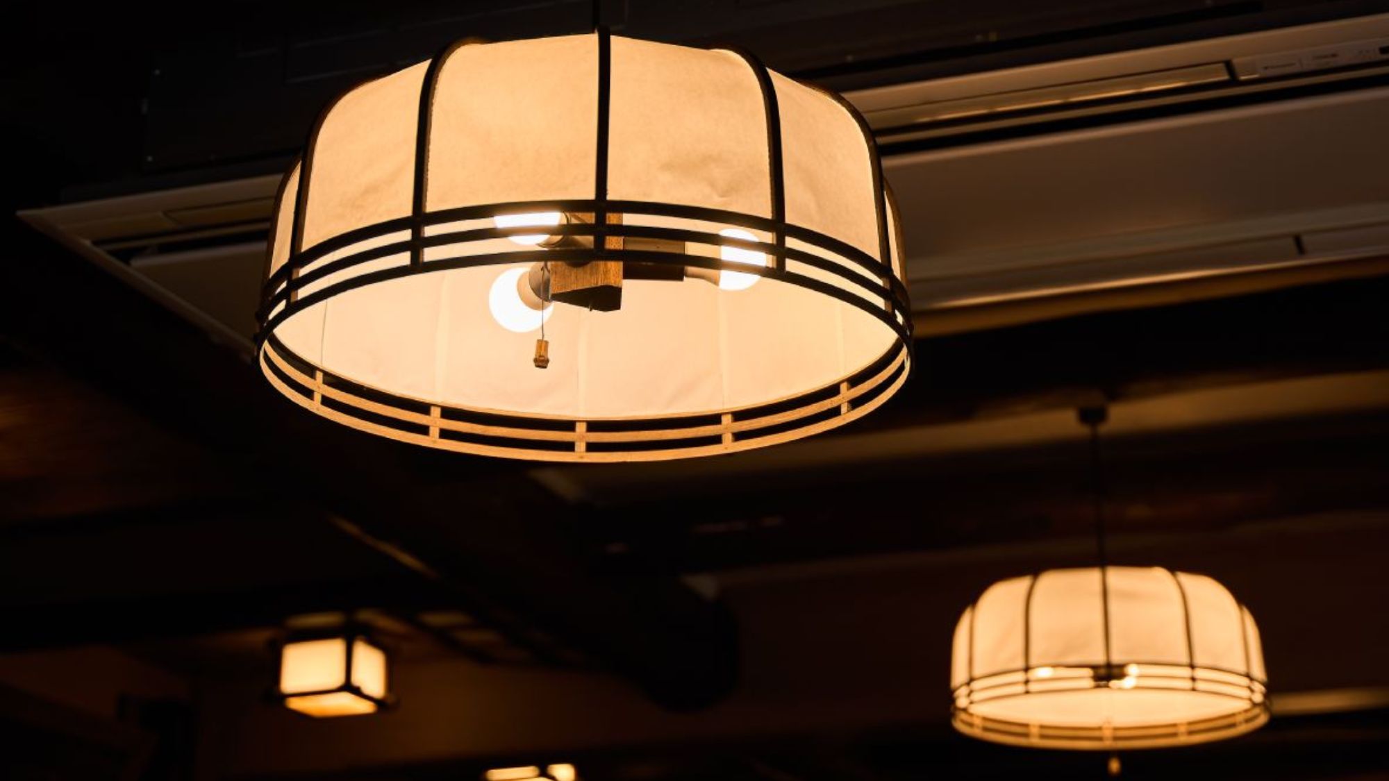 昔ながらの趣を残す食事処──木の温もりと静けさに包まれながら心落ち着くひとときを。