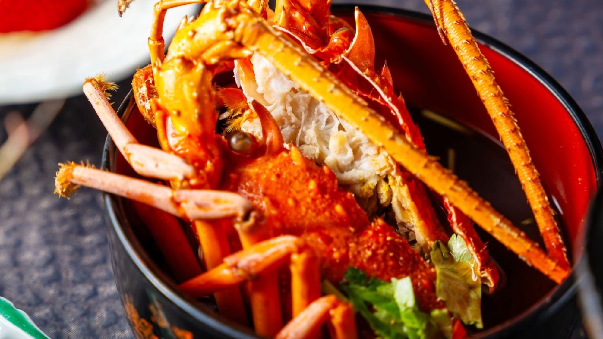 <雄橋会席　全１１品>海老の殻から溢れ出す濃厚な出汁と、熟成された赤味噌が織りなす至福の一杯