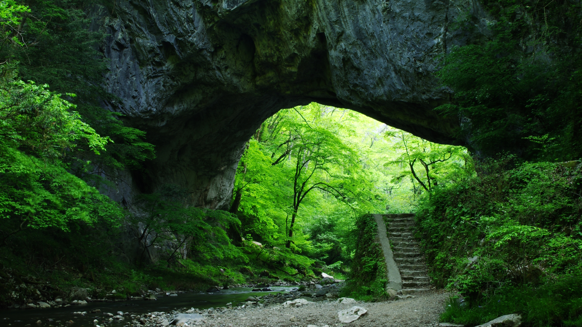 夏を忘れる涼やかな静寂。神々が宿る石の橋