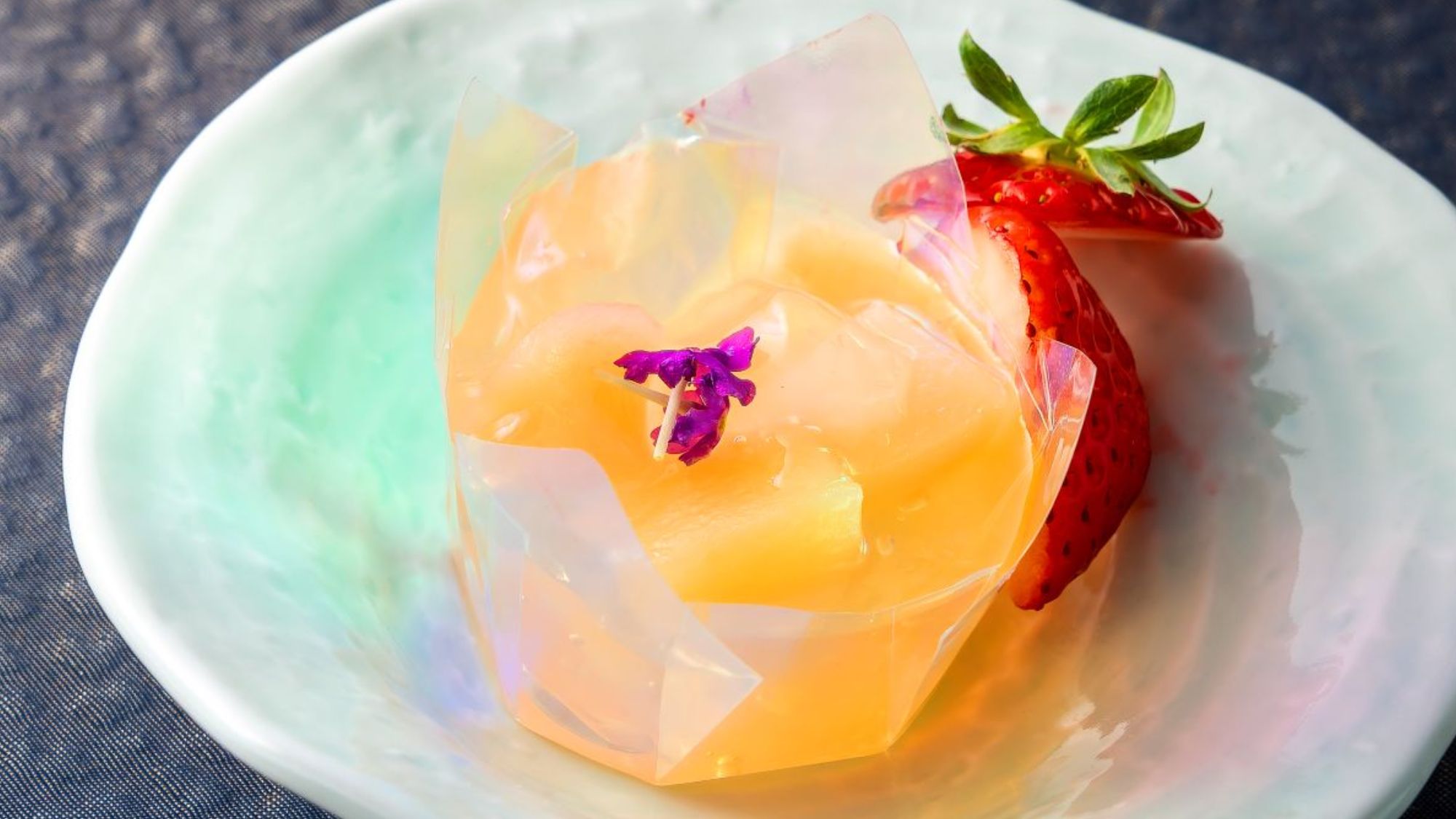 美食の余韻に浸る、目にも鮮やかな甘味。