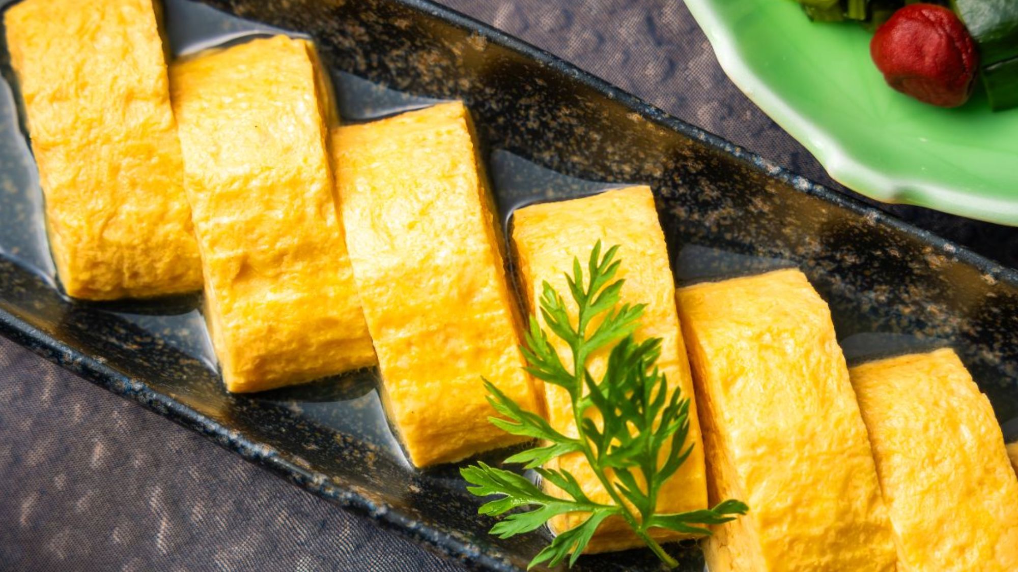 <ご朝食>お口の中でとろける、当館名物黄金色のだし巻き。アワード1位に輝いた至福の朝食をどうぞ。