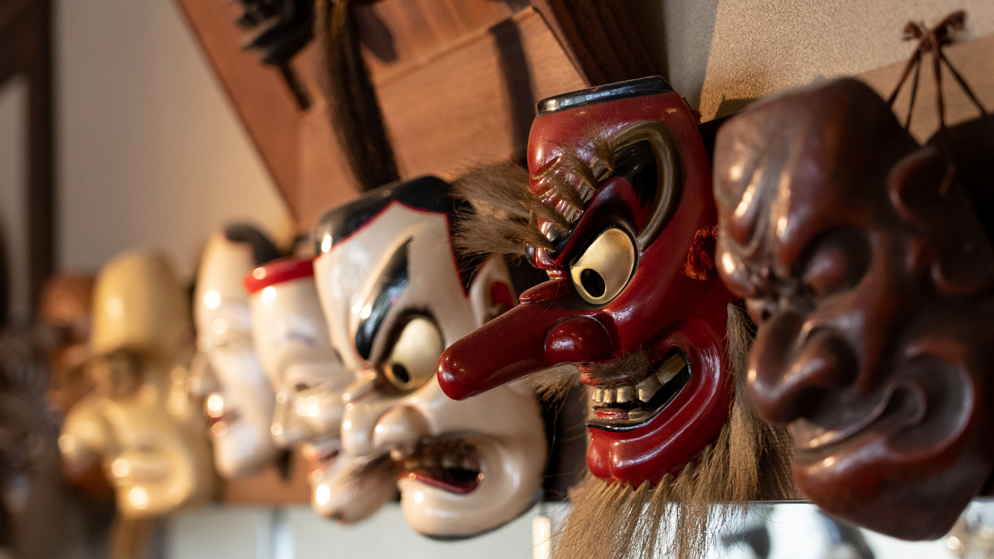 神秘的な神楽面が静かに見守る空間。歴史と文化の香り漂う、心落ち着くひとときを