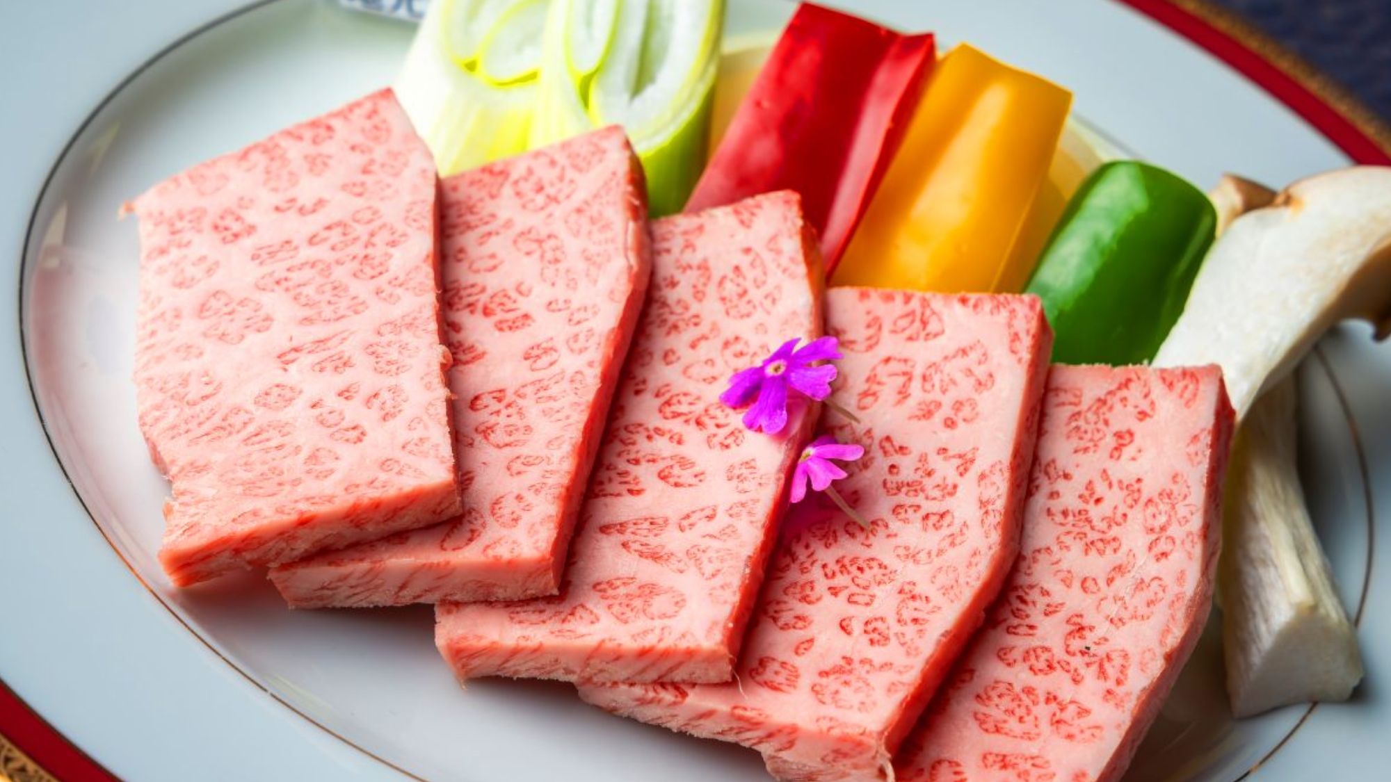 <雌橋会席　全９品>とろけるような食感と、芳醇な旨み。希少ブランド「神石牛」