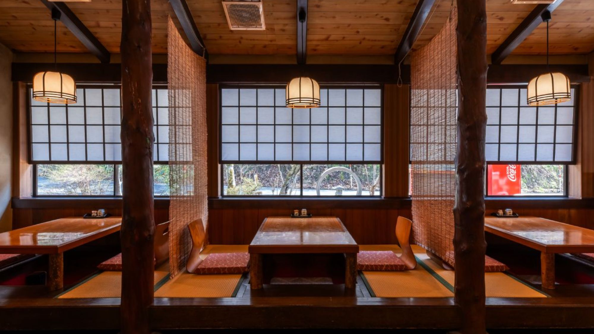 昔ながらの趣を残す食事処──木の温もりと静けさに包まれながら心落ち着くひとときを。