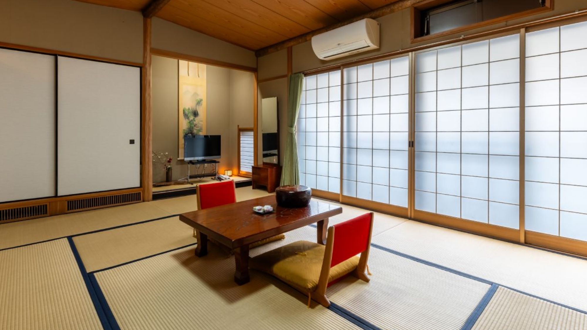 <和室10畳>木々の揺らぎを眺めながら、日々の喧騒からの解放感ん浸る