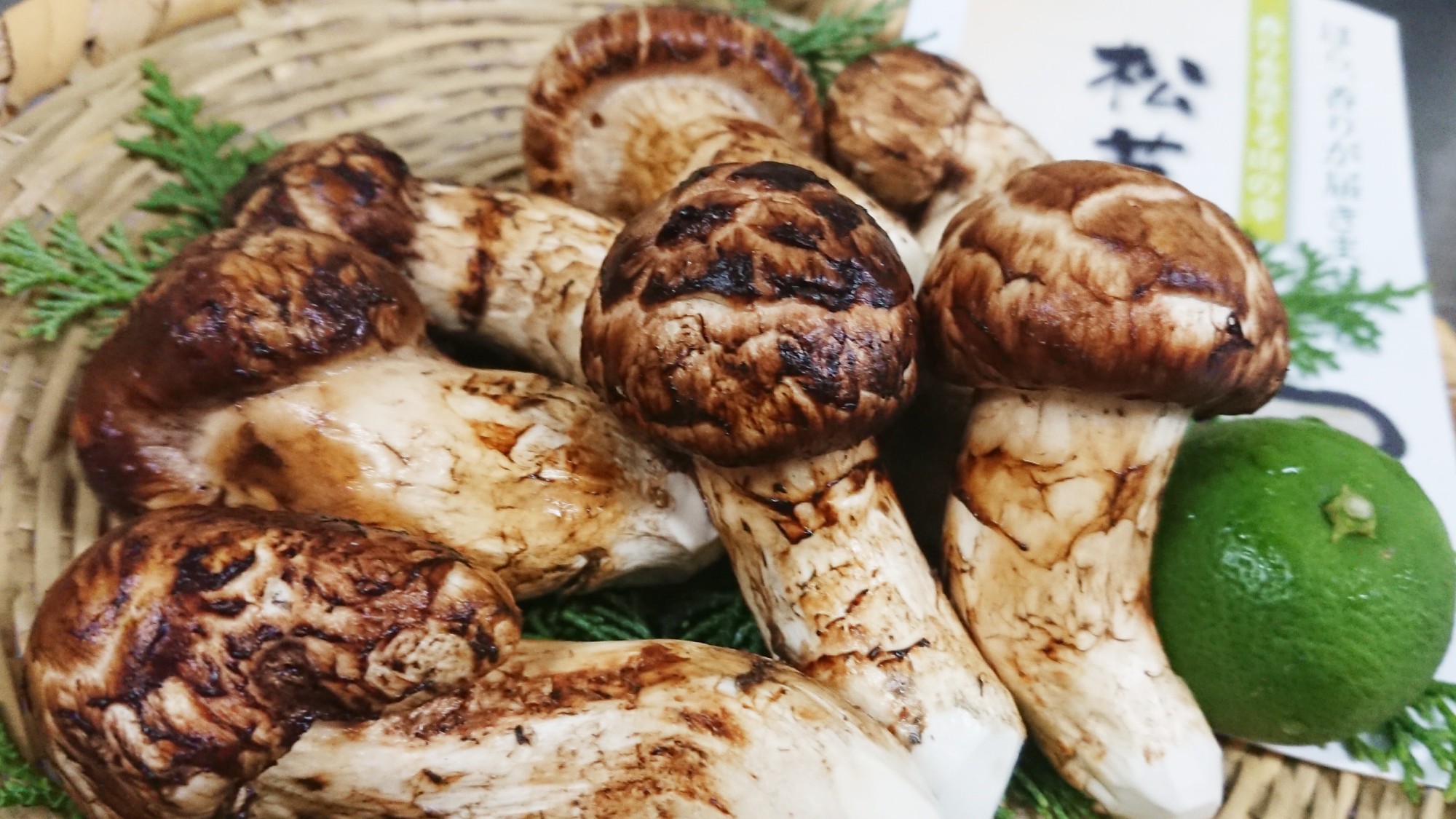 松茸の芳醇な香りが、秋の訪れを感じつつ、噛みしめるたびに松茸本来の旨味が口いっぱいに広がります。