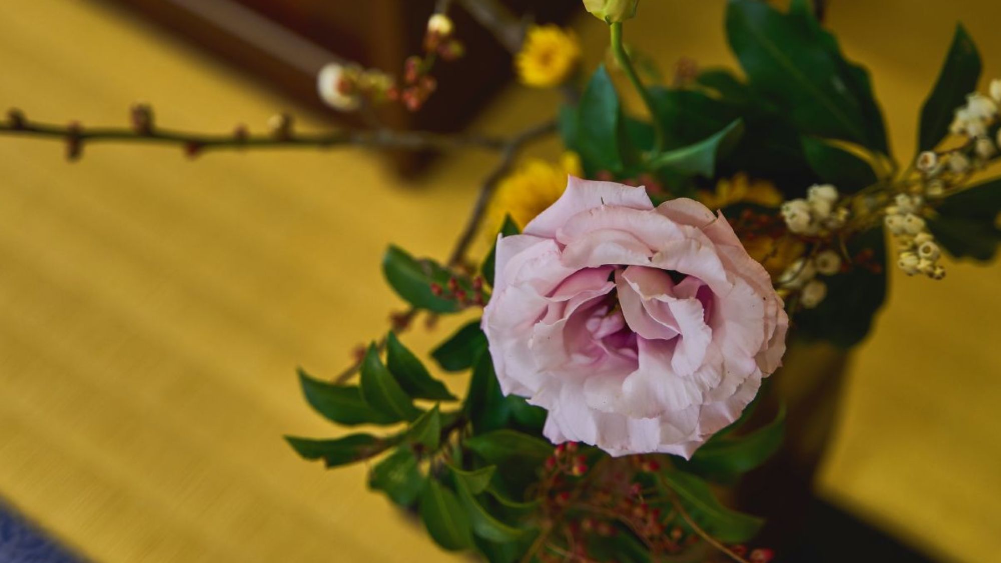 お部屋に飾られた季節のお花が、特別な休日を優しく彩ります。