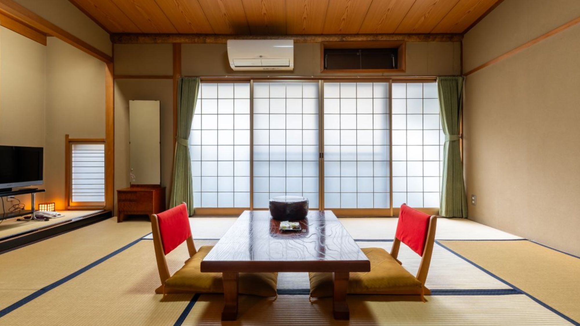 <和室10畳>木々の揺らぎを眺めながら、日々の喧騒からの解放感ん浸る