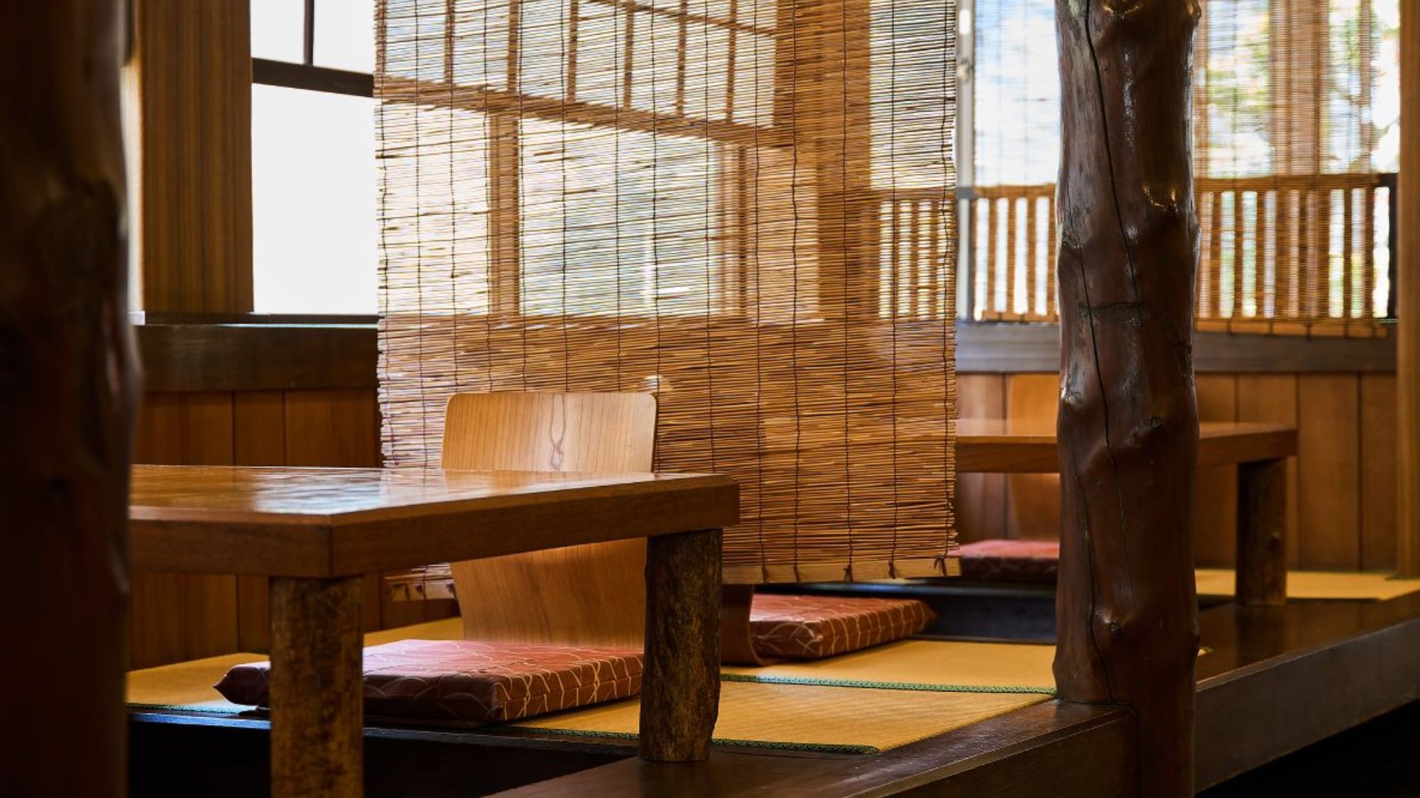 昔ながらの趣を残す食事処──木の温もりと静けさに包まれながら心落ち着くひとときを。