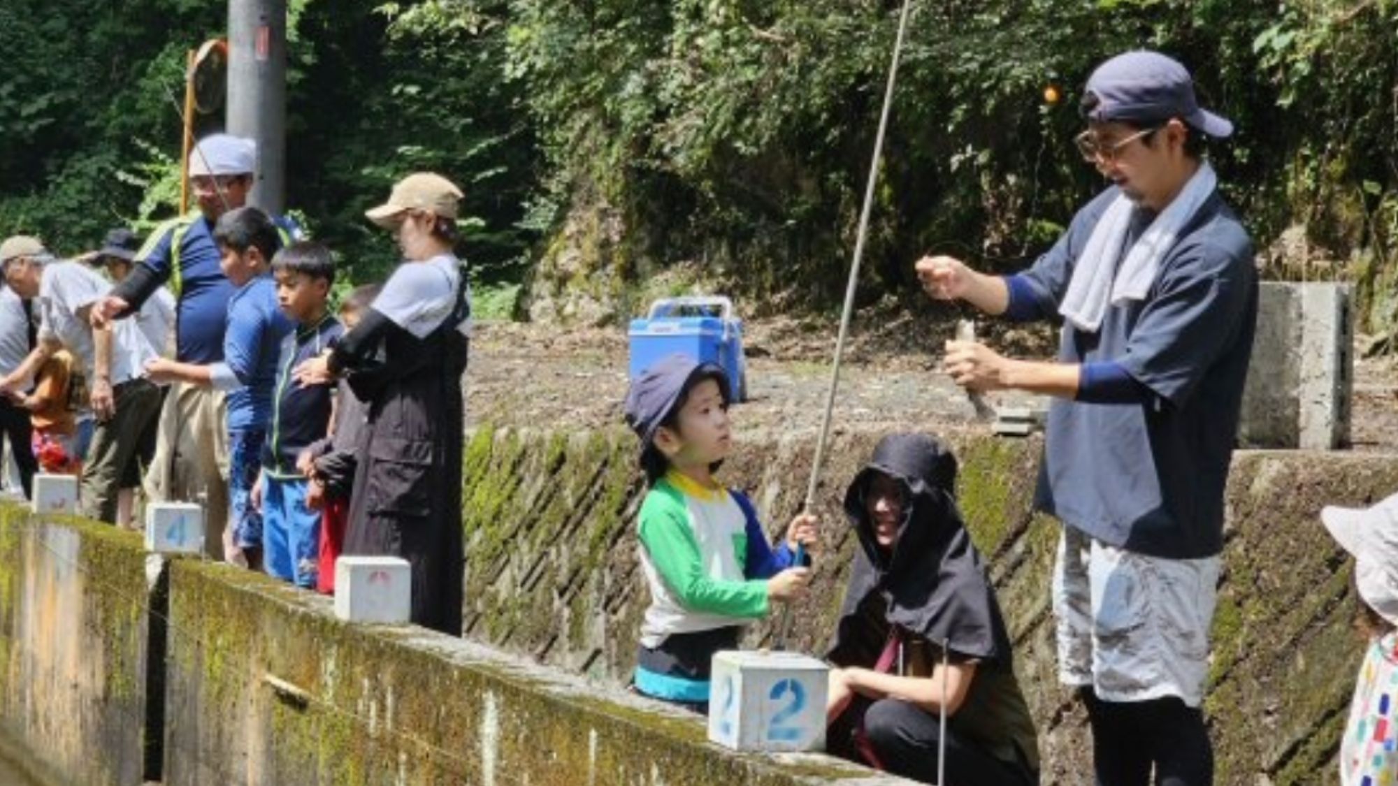 都会では味わえない清流の雰囲気と、岩肌を伝う涼やかな空気が、訪れる人をやさしく包み込みます。