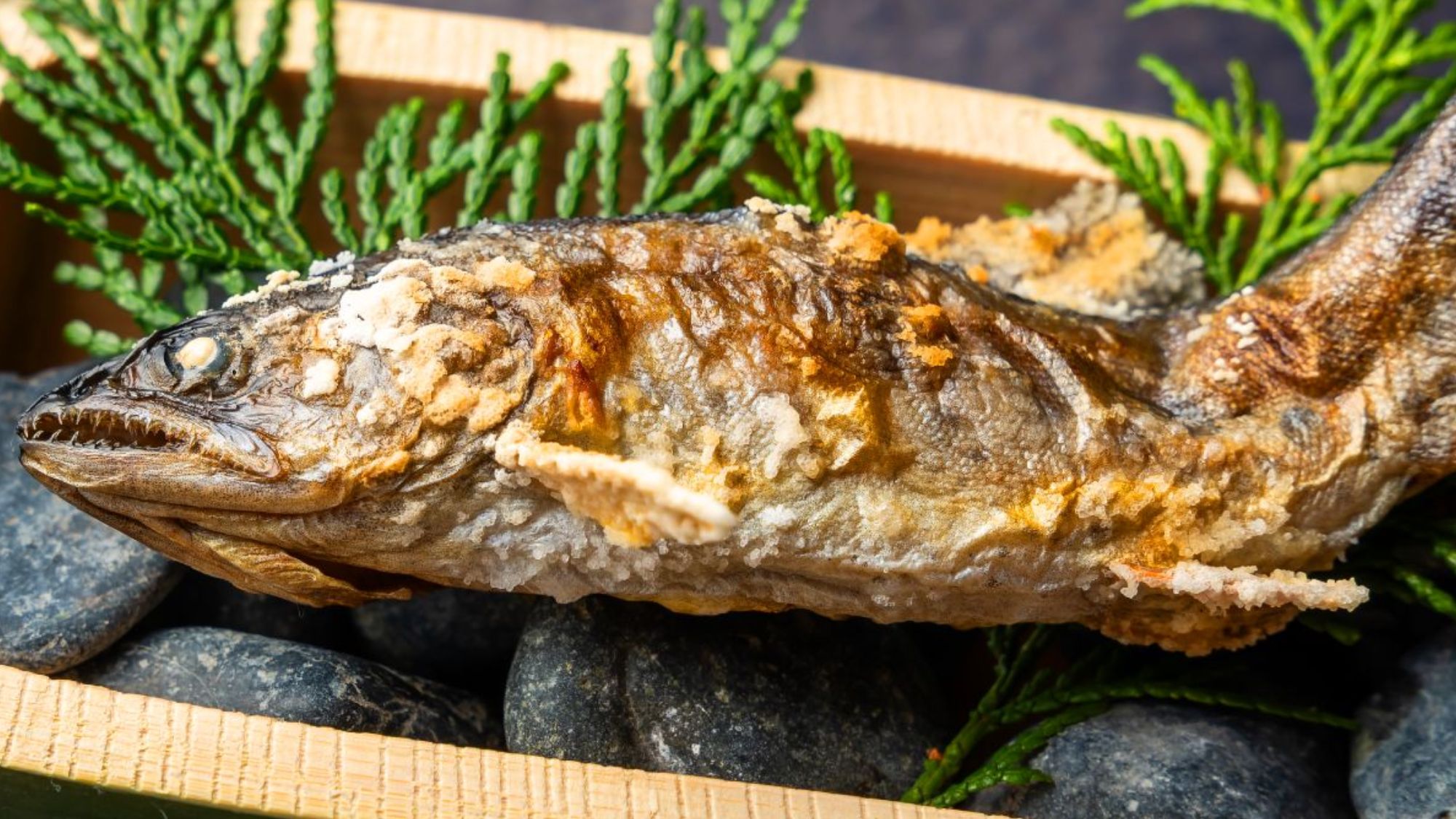 <歴史薫る川魚塩焼き>伝統の技が薫る逸品──湖畔の宿で味わう郷土の恵み