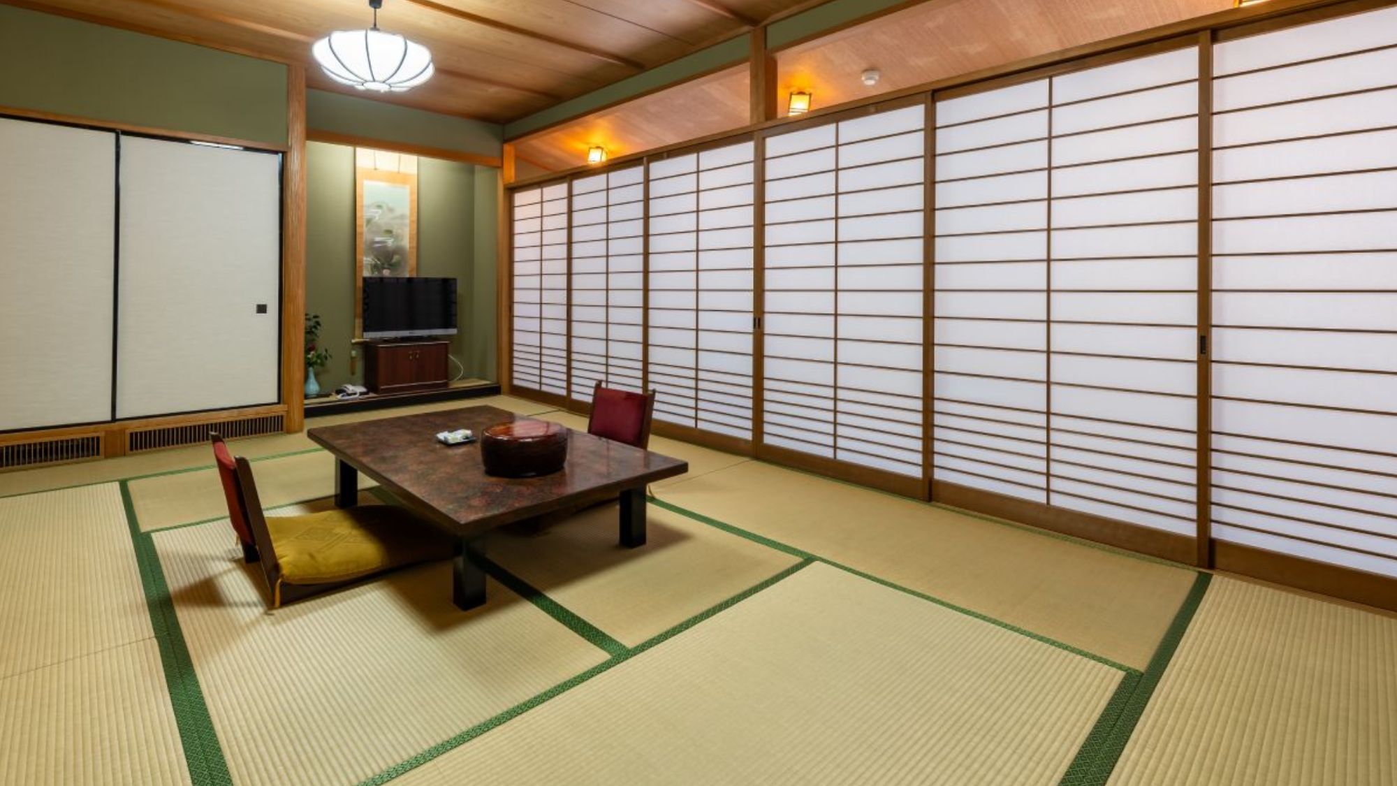 <和室12畳>ご家族でのびのびと。静寂に包まれる、湖畔の