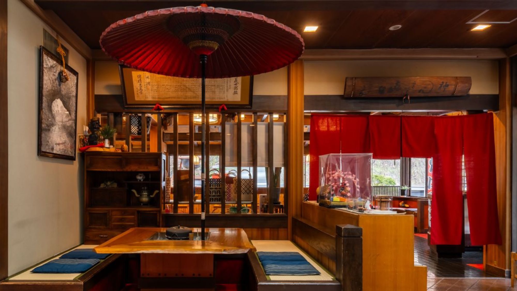 八十余年の歴史が刻まれた木の質感と、和の情景が織りなす温もり感じる空間。