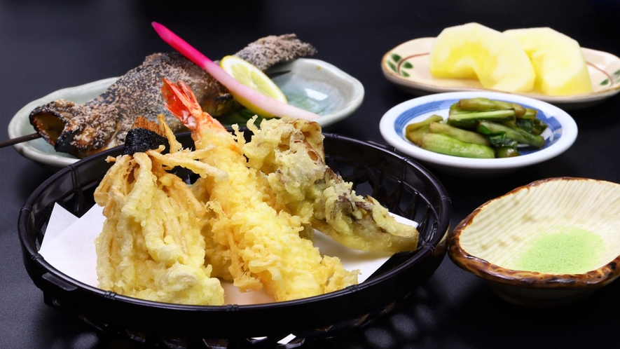夕食一例☆春は山菜、夏は自家製野菜と季節の食材を天ぷらに。