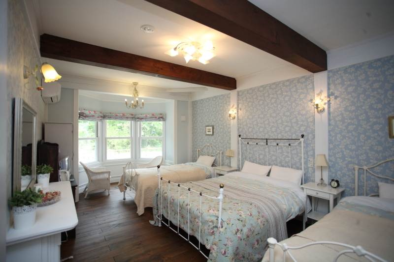 Room 1: A luxurious quadruple room with a double bed